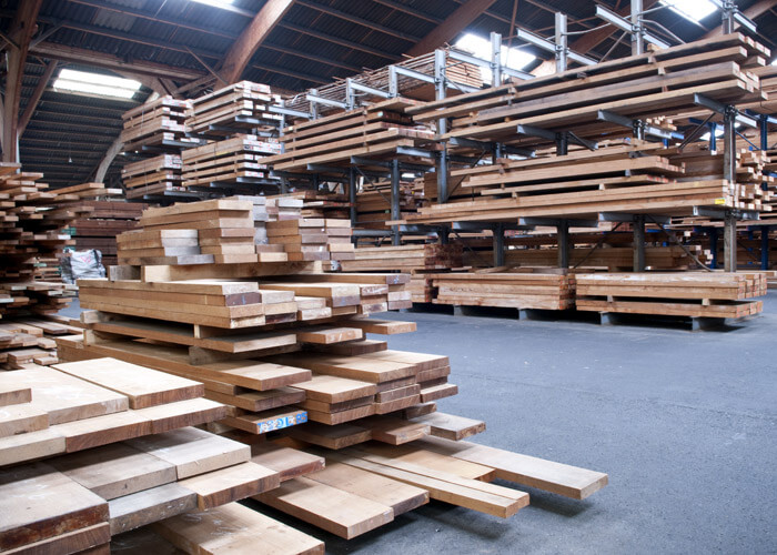 tablas de madera apiladas en un almacén